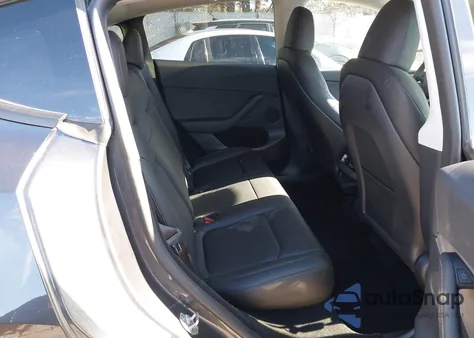 2024 Tesla Model Y Long Range Dual Motor All-Wheel Drive z USA, uszkodzony, nr VIN 7SAYGDEE2RF166645